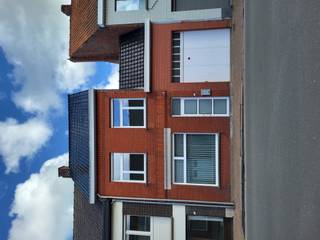 Deze verzorgde rijwoning te huur in Poperinge combineert een praktische indeling met aangename leefruimtes. De woning beschikt over drie...