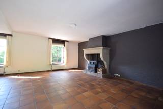 WONTERGEMSTRAAT 16A - 8700 AARSELEDeze ruime en verzorgde woning biedt alles voor comfortabel wonen. De lichtrijke L-vormige leefruimte met open...