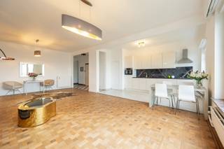 <p><span>ANTWERP - Jan Van Rijswijcklaan: Fully renovated, ready-to-move-in flat with 4 bedrooms, 2 bathrooms and 2 parking spaces.</span></p><p><span> </span></p><p><span>DESCRIPTION:</span></p><p><span> </span></p><p><span>This beautiful, fully renovated flat is located on the 8th floor of a well-maintained building.</span></p><p><span> </span></p><p><span>Entrance hall with toilet and cloakroom.</span></p><p><span>At the front is the beautiful and light-filled living and dining room with parquet flooring and stunning views over Antwerp.</span></p><p><span>Fully fitted, open kitchen with cupboards and all appliances.</span></p><p><span>Separate storage room.</span></p><p><span>The flat has 4 spacious bedrooms (all with parquet flooring), two of which open onto a terrace.</span></p><p><span>Bathroom 1 with bath and washbasin unit.</span></p><p><span>Bathroom 2 with walk-in shower and washbasin unit.</span></p><p><span> </span></p><p><span>Private basement storage room included.</span></p><p><span>Possibility to purchase 2 parking spaces at €30,000 each.</span></p><p><span> </span></p><p><span>SPECIAL FEATURES:</span></p><p><span> </span></p><p><span>* Beautiful views</span></p><p><span>* Ready to move in</span></p><p><span>* Electricity is compliant</span></p><p><span>* Communal costs: approx. €250/month + €60/month for the reserve fund</span></p><p><span>* Very well located near all access roads, public transport and shops</span></p><p><span> </span></p>