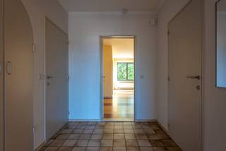 In de rustige aangename wijk Driehoek bevindt zich dit appartement op het tweede verdiep in een kleinschalig gebouw. <br /><br />Dit appartement geniet de volgende indeling: inkomhal met vestiaire - cv ruimte en apart toilet, een ruime living (30m²) op laminaatparket met zicht op groen, een uitgeruste keuken (voorzien van vaatwasser, combi oven, ijskast en dubbele wastafel), een badkamer (voorzien van een ligbad met douchescherm - lavabo met meubel) en 2 slaapkamers (15,5m² en 8m²) waarvan één met toegang naar het zuid gelegen terras. <br /><br />bijzonderheden: <br />Het dak van het gebouw werd in 2019 vernieuwd - lage maandelijkse kosten (37,5€) - CV Vaillant vernieuwd 2022 - conforme elektriciteitskeuring - videofoon - 3 aparte meters. <br /><br />Een garagebox achteraan het gebouw wordt u aangeboden voor 30.000€.<br /><br />Wenst u te wonen in deze aangename wijk of wenst u een ideaal appartement als investering? neem vandaag nog contact met ons op: info@accentvastgoed.be of 03/288.34.70.
