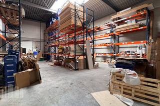 Instapklaar magazijnruimte te koop op een strategische toplocatie in Affligem.<br />Dit moderne bedrijfsgebouw uit 2021 biedt <strong>227 m² hoogwaardige opslagruimte</strong>, aangevuld met <strong>3 privatieve parkeerplaatsen</strong>.<br /><br />De magazijnruimte beschikt over een vrije hoogte van <strong>8 m </strong>en is uitgerust met een <strong>sectionale poort</strong> van 4 m x 4 m, waardoor het pand een uitstekende toegankelijkheid biedt voor zowel leveringen als logistieke activiteiten.<br /><br />Dankzij de nabijheid van de op- en afritten van de<strong> E40</strong> geniet deze locatie van een bijzonder vlotte verbinding richting Brussel, Gent en Aalst. Ook de <strong>N9</strong> en Brusselbaan zorgen voor een uitstekende bereikbaarheid voor klanten, leveranciers en medewerkers.<br /><br />Op zoek naar extra opslagruimte, een showroom of kantoorruimte? Op dezelfde site zijn eveneens 409 m² showroom- en kantoorruimte, 227 m² opslagruimte en 8 parkeerplaatsen beschikbaar.<br /><br />Contacteer<strong> PANORAMA B2B</strong> voor bijkomende inlichtingen, plannen of een vrijblijvend plaatsbezoek via<strong> 0477 07 30 30</strong>.