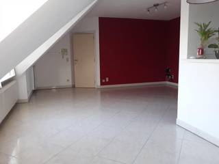 Ruim dakappartement te Melle, op/afrit E40 Wetteren - R4 Melle en station Melle op 5 min rijden. Openbaar vervoer op wandelafstand. Beschikt over...