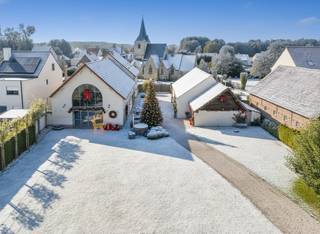 In een idyllische en groene omgeving, midden in de velden van Meise, bevindt zich deze prachtig gerenoveerde hoeve die landelijke charme...