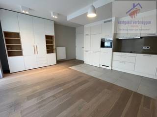 Bent u op zoek naar een solide en rendabele belegging in vastgoed of wenst u comfortabel te leven met de nodige faciliteiten in de buurt? Graag centraal gelegen in het levendige hart van Aalst? Dan verdient deze erkende assistentiewoning op de prestigieuze site 'Prinsenhof' uw aandacht.<br /><br />In residentie 'Prinsenhof' bieden wij deze -erkende- assistentieflat aan. De ligging is uitstekend; rechtover de residentie is een Carrefour, alle andere winkels en het centrum van Aalst liggen op wandelafstand. De assistentiewoonst heeft volgende indeling: leefruimte met zithoek en open keuken (oven, koelkast, vriesvak en kookplaat) met aansluitend een leuk terras. Verder een ruime slaapkamer en comfortabele badkamer met toilet, douche, wastafel en handdoekradiator. Beneden een handige kelderberging en de mogelijkheid tot aankoop van een overdekte autostaanplaats (20.000 Euro). <br /><br />Residentie Prinsenhof is onderdeel van 'Senior Homes' en voorziet permanentie, toegangscontrole en camerabewaking. De bewoners kunnen ook gebruik maken van de cafetaria, het kapsalon, de fitnessruimte, gemeenschappelijke tuin, fietsenberging en afvalplaats. Meer dienstverlening, zoals boodschappen, klusjesdienst enz.... kunnen ook voorzien worden.<br /><br />De assistentiewoning biedt een ideale combinatie van luxe en comfort, met behoud van privacy en zelfstandigheid voor de bewoner. Dankzij de nieuwste technologieën en een geavanceerd domotica-oproepsysteem wordt zowel veiligheid als flexibiliteit gewaarborgd. Bovendien is de woning volledig rolstoeltoegankelijk en voldoet ze aan alle vereisten voor een moderne assistentiewoning, wat het een aantrekkelijke optie maakt voor bewoners met uiteenlopende mobiliteitsbehoeften.<br /><br />Wilt u meer informatie of een afspraak ter plaatse? Neem gerust contact met ons op. Wij staan u graag te woord om u verder te informeren over dit unieke investeringsproject. Voor meer info of een bezoek ter plaatse contacteer ons op info@vastgoedverbruggen.be of 0490/41.41.90