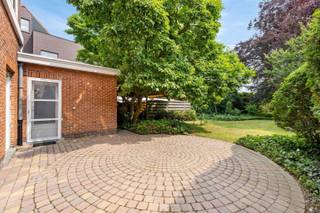 Ben je op zoek naar een ruime woning met karakter, hoogwaardige afwerking en perfect voor een vrij beroep of thuiswerkers die wonen en werken...