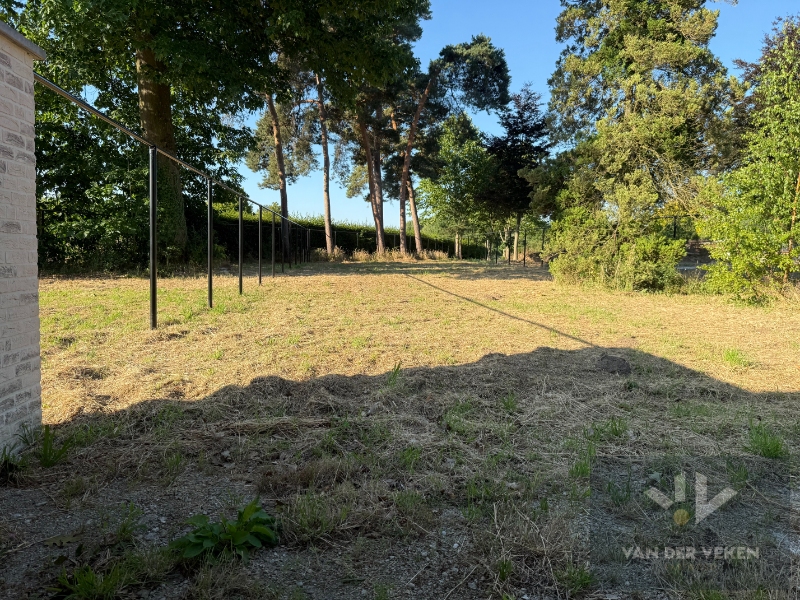 Ruime en volledig afgewerkte half open BEN-woning met 4 slaapkamers te bewonderen in het gezellige Kermt. - foto 2