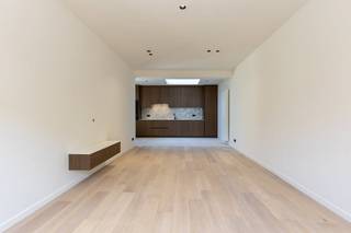 Deze volledig gerenoveerde gezinswoning in Merelbeke biedt maar liefst 216 m² bewoonbare oppervlakte en combineert ruimte, comfort en een uitstekende ligging. De woning is in 2026 volledig gerenoveerd, geniet van een EPC A (57 kWh / m² jaar), en dus perfect instapklaar!<br /><br />Binnen geniet je van een kwalitatieve afwerking, vijf volwaardige slaapkamers en twee stijlvolle badkamers. Dankzij de ruime indeling is er plaats voor het hele gezin, een thuiskantoor of een hobbyruimte. De lichtrijke leefruimte creëert een aangename woonbeleving en vormt het hart van deze moderne woning.<br /><br />Ook buiten heeft deze woning heel wat te bieden. De hippe, onderhoudsvriendelijke stadskoer vormt een gezellige plek om te ontspannen of te genieten van lange zomeravonden. Daarnaast beschikt de woning over een ruime garage en kelder, ideaal voor parkeren, fietsen en extra opslagruimte.<br /><br />Op technisch vlak is de woning volledig mee met hedendaags wooncomfort. De aanwezigheid van zonnepanelen en een ventilatiesysteem D zorgen voor een energiezuinige woning met een gezond en aangenaam binnenklimaat.<br /><br />De ligging is een absolute troef. Je woont centraal in Merelbeke, dichtbij winkels, scholen, horeca en dagelijkse voorzieningen. Je behoud het aangename dorpsgevoel, terwijl Gent bijzonder vlot bereikbaar is met de fiets, wagen of het openbaar vervoer. Ook de belangrijkste verbindingswegen bevinden zich vlakbij.<br /><br />Een instapklare gezinswoning die ruimte, duurzaamheid en een topligging perfect weet te combineren.<br /><br />Bestuursmaatregelen in het maatregelenregister: nee