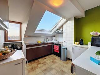 Op zoek naar een comfortabele nieuwe thuis in een rustige, residentiële omgeving? Dit charmante appartement aan de Kerkveldstraat 175 in Beersel (1650) biedt een perfecte combinatie van ruimte en gezelligheid.<br /><br />Indeling van het appartement: <br /><br />Het appartement heeft een logische en open indeling, ideaal voor een alleenstaande of een koppel:<br /><br />-Inkomhal: Een afgescheiden, gastvrije ruimte bij het binnenkomen.<br />-Leefruimte met open keuken: Het hart van het appartement. Deze ruime kamer biedt voldoende plaats voor een gezellige zithoek en eettafel, en sluit naadloos aan op de functionele open keuken.<br />-Slaapkamer: Een volwaardige en rustige kamer.<br />-Badkamer: Voorzien van alle nodige comfort.<br />-Toilet: Een apart toilet, wat zorgt voor extra gebruiksgemak.<br /><br />Praktische details:<br /><br />Het appartement bevindt zich in een kleinschalig gebouw. Dit betekent dat je geniet van een rustige woonomgeving met weinig buren en een persoonlijkere sfeer.<br /><br />Interesse?<br />Zie jij jezelf al wonen in dit gezellige appartement in de groene rand rond Brussel? Neem dan snel contact met ons op voor meer informatie of om een bezichtiging in te plannen. We leiden je met veel plezier rond!