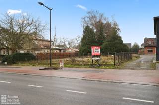 Ben je op zoek naar de perfecte plek om jouw eigentijdse droomwoning vorm te geven?<br />Deze prachtige bouwgrond aan de Staatsbaan in Bekkevoort beschikt over een royale perceeloppervlakte van 1.207 m².<br />De ligging combineert een vlotte bereikbaarheid met de nodige ruimte om te ontspannen. Dankzij de strategische uitvalswegen ben je in een mum van tijd op weg naar je werk of het stadscentrum, terwijl je op je eigen perceel geniet van een heerlijk grote tuin.<br /><br />Het grote voordeel van een nieuwbouw op dit terrein is dat je vanaf de basis kunt inzetten op de allernieuwste normen inzake energiezuinigheid. Je bouwt een duurzame, toekomstbestendige woning met een optimaal binnenklimaat en minimale energiekosten. <br /><br />Heb je interesse in deze bouwgrond?<br />Maak vandaag nog je afspraak!<br />Mail naar info@immopersyn.be of bel 013 444 008.<br />