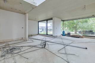 Bent u op zoek naar een moderne nieuwbouwwoning die u volledig naar eigen smaak kunt afwerken? Dan is deze prachtige woning, gelegen in de Meidoornstraat 25 te Bilzen-Hoeselt, zeker het ontdekken waard. De woning is recent volledig gebouwd en bevindt zich momenteel in cascofase. De basis is dus volledig aanwezig, terwijl u de verdere afwerking en inrichting nog volledig kunt afstemmen op uw eigen wensen en stijl.<br /><br /><strong>Rustig wonen in een aangename omgeving</strong><br />De woning is gelegen in een rustige en aangename woonomgeving in Bilzen-Hoeselt. Dankzij de goede bereikbaarheid bevinden winkels, scholen, horeca en dagelijkse voorzieningen zich op korte afstand. Ook omliggende gemeenten en steden zijn vlot bereikbaar. Een ideale ligging voor wie rustig wil wonen, maar toch alle voorzieningen binnen handbereik wenst.<br /><br /><strong>Moderne architectuur met veel licht en ruimte</strong><br />Bij binnenkomst komt u terecht in een de ruime inkomhal, dewelke fungeert als centraal punt in de woning. Vanuit de inkomhal bereikt u de ruime leefruimte, waar woonkamer, eetkamer en open keuken mooi met elkaar verbonden zijn. De grote raampartijen zorgen voor veel lichtinval en bieden een mooi zicht op de tuin. Vanuit de leefruimte is er bovendien een aangename verbinding met de buitenruimte. <br /><br />Aansluitend aan de woonkamer bevindt zich nog een praktische berging als ook op het gelijkvloers is er een ruimte voor vestiaire voorzien als ook het gastentoilet.<br /><br />Via de trap in de woonkamer bereikt u de eerste verdieping. Ook hier zorgen de grote raampartijen voor een mooie lichtinval. De verdieping beschikt over een vide en een ruime overloop die nog volledig naar eigen wens kan worden ingericht, bijvoorbeeld als gezellige bureauruimte, leeshoek of hobbyruimte.<br /><br />De grote ruimte op deze verdieping biedt verschillende mogelijkheden. Zo kan deze ingericht worden als een ruime master bedroom met een aansluitende dressing, maar kan er ook gekozen worden voor een indeling met twee slaapkamers en een aparte dressing. Afhankelijk van uw behoeften kan de ruimte dus flexibel worden ingedeeld. Verder bevindt zich op deze verdieping een ruimte voor badkamer en een apart toilet.<br /><br />Wenst u nog meer slaapkamers te creëren? Ook dit behoort tot de mogelijkheden, mits enkele bouwkundige aanpassingen. Zo kan de indeling verder worden afgestemd op uw persoonlijke woonwensen en behoeften.<br /><br />De woning beschikt eveneens over een ruime kelderverdieping met een technische ruimte en een berging. Daarnaast is er een grote multifunctionele ruimte die bijvoorbeeld kan worden ingericht als muziekstudio, hobbyruimte, extra bergruimte of andere polyvalente ruimte. De kelder biedt hierdoor heel wat extra mogelijkheden en praktische opbergruimte.<br /><br />Tot slot is er aan de voorzijde van de woning een extra bergruimte voorzien, dewelke kan dienen als een plek om je motor of fiets veilig en droog te parkeren, of eventueel ingezet kan worden als extra bergruimte. <br /><br /><strong>Energiezuinig en technisch goed voorbereid</strong><br />De woning is reeds voorzien van de belangrijkste technische voorzieningen. Zo zijn alle stroomkabels en ventilatieleidingen reeds aangelegd. De woning beschikt hiermee over een uitstekende technische basis voor comfortabel en energiezuinig wonen.<br /><br />De pleisterwerken zijn reeds uitgevoerd, waardoor de woning een mooie afgewerkte basis heeft. Enkel de verdere inrichting en afwerking, waaronder het sanitair en de vloerverwarming, dient nog te worden voorzien. Zo krijgt u nog de vrijheid om onder andere de keuken, vloerafwerking, badkamer en overige materialen volledig naar eigen smaak te kiezen.<br /><br />De woning beschikt verder over een aangename tuin en een carport. Zonnepanelen zijn momenteel niet voorzien.<br /><br /><strong>Belangrijkste troeven</strong>
<ul>
<li>Moderne en hedendaagse architectuur</li>
<li>Ruime en lichtrijke leefruimte</li>
<li>Grote raampartijen met zicht op de tuin</li>
<li>Vide en multifunctionele overloop</li>
<li>Zeer energiezuinige basis</li>
<li>Verdere afwerking volledig naar eigen smaak mogelijk</li>
<li>Er zullen nog inbouwspots geplaatst worden en de stopcontacten zullen ook worden voorzien.</li>
</ul>
<br />! Voordeel koper: verkoop onder registratierechten ipv BTW !<br /><br />Bekijk de video van deze woning via de volgende <strong><span>link</span></strong>: <em>https://www.youtube.com/shorts/2Zm9bcYA2wE?feature=share</em><br /><br />Deze woning is een uitstekende opportuniteit voor wie op zoek is naar een moderne nieuwbouwwoning, maar tegelijkertijd de vrijheid wil behouden om de afwerking en inrichting volledig zelf te bepalen. Dankzij de reeds gerealiseerde bouw, de ruime leefruimtes, de flexibele verdieping, de kelder en de mooie buitenruimte beschikt de woning over alle troeven om er een bijzonder aangename thuis van te maken.<br /><br />Neem contact met ons op via <span><strong>+32 (0)89 23 44 22</strong> </span>of via <span><strong>info@immoverslegers.be</strong></span> voor meer informatie of een bezichtiging.