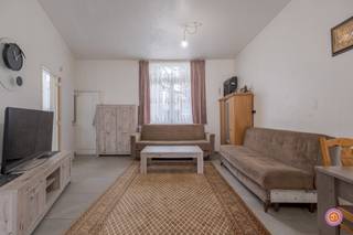 We nemen je mee naar Hamme, een oase van groen gelegen aan de monding van de Durme in de Beneden-Schelde. Een rustige plek tussen de steden Dendermonde en Sint-Niklaas. Deze woning bevindt zich in het centrum van Hamme. <br /><br />We komen binnen via een inkomhal die toegang geeft tot enerzijds het gastentoilet en anderzijds de lichtrijke woonkamer met aansluitend de uitgeruste keuken die uitkijkt op de binnenkoer van de woning. De grote raampartijen en de koepel in de keuken zorgen voor voldoende lichtinval.<br /><br />Wanneer we de trap naar boven nemen bereiken we de nachthal die toegang geeft tot twee slaapkamers en de badkamer voorzien van inloopdouche, toilet en dubbele lavabo.<br /><br />Via een vaste trap bereiken we de zolderverdieping, die werd ingericht als derde slaapkamer.<br /><br />Achteraan de woning vinden we een gezellige koer terug, die een uitweg langs achter biedt.<br /><br />Deze woning leent zich perfect tot starterswoning of tot investering.<br />De woning is momenteel verhuurd, wat zorgt voor een onmiddellijk rendement.<br /><br />Heb je interesse in deze woning?<br />Neem gerust contact op via yordi@julimmo.be of 0473 76 18 07.