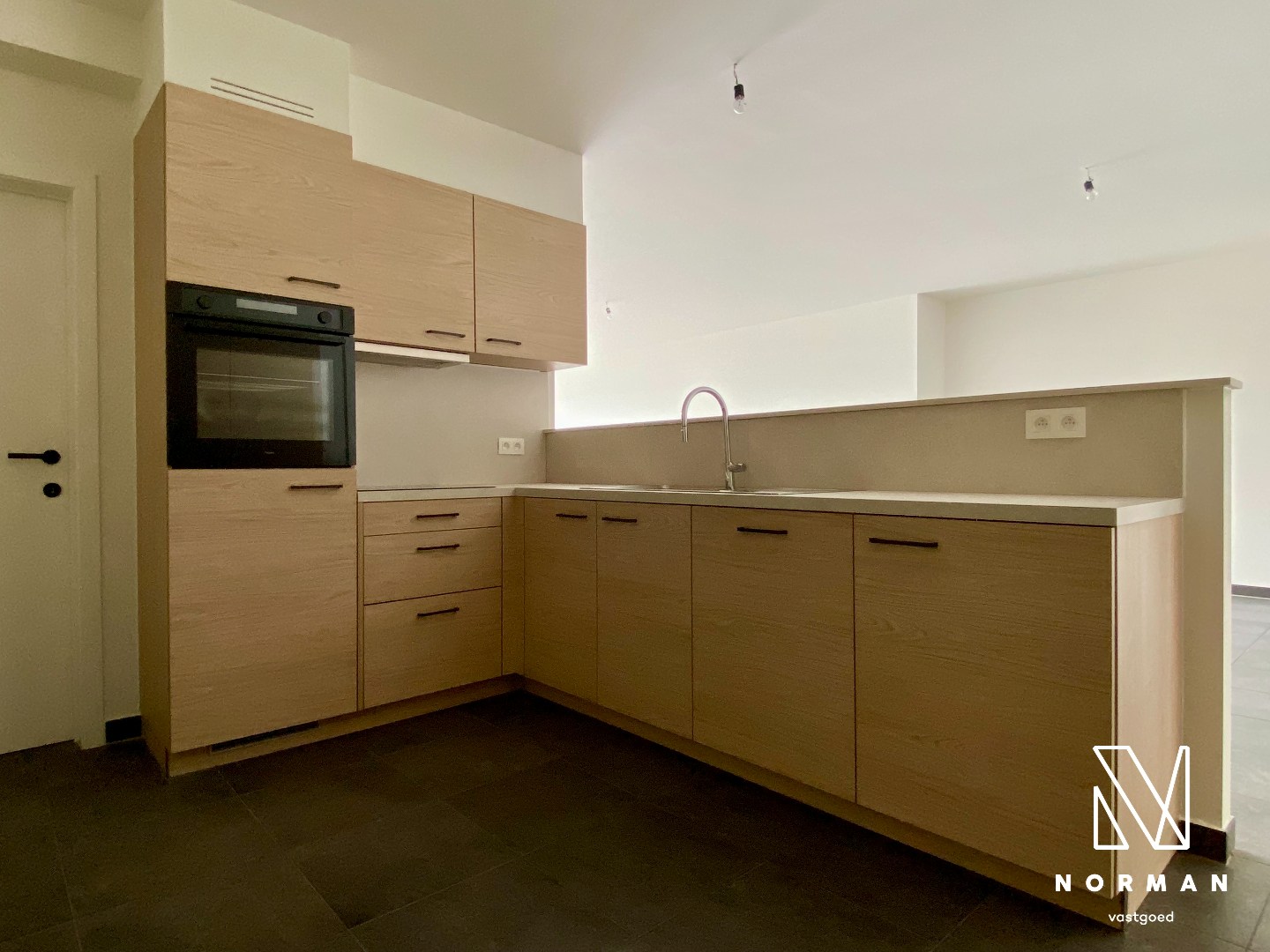 Gerenoveerd gelijkvloers appartement met 2 slaapkamers en inpandige garage en zonneterras! - foto 4