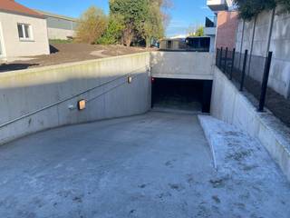 Ondergrondse garageboxen te huur aan € 100/box. De box is voorzien van elektriciteit en verlichting.<br />Bij gebruik van elektriciteit voor opladen wagen/fiets is een extra vergoeding volgens verbruik verschuldigd. De garage kan op afspraak bezichtigd worden. Provisie gemeenschappelijke kost: € 10/maand.