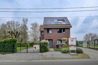 In de Rechtestraat te Koersel vinden we dit gerenoveerd huis terug.<br />Op het gelijkvloers zijn er twee leefruimtes, eentje is nu ingericht als schoonheidssalon maar kan perfect dienen als living met eetkamer, hiernaast is de volledig ingerichte keuken (2007) en hierachter is er nog een grote ruimte waar nu een tv-hoek en een eetkamer zijn ingericht.<br />Op de eerste verdieping zijn er twee slaapkamers en een badkamer met douche en bad en verder is er een vaste trap naar de zolderverdieping, deze verdieping is helemaal ingericht als slaapkamer met bureauhoek/leeshoek.<br />Het huis staat op een mooi perceel van ongeveer 9 are en dit is helemaal omheind.<br />Op het einde van de inrit kunnen er twee auto's onder de carport en hierachter is nog een grote tuinberging.<br />Extra troeven: <br />Nieuw dak van 2007 + spouwmuurisolatie + zonnepanelen + zonneboiler = EPC klasse B<br /><br />Wil je dit huis eens graag bezichtigen? Bel dan gerust op het nummer 0491 15 30 43 of mail naar hallo@nielsvastgoed.be Ik help u graag verder.