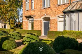 In het centrum van Handzame bevindt zich deze karaktervolle manoir uit de jaren 1920, gelegen op een uitgestrekt perceel van 7.970 m². Het pand combineert authentieke architectuur, royale ruimtes en uitzonderlijk potentieel, ideaal voor een renovatieproject op een centrale locatie.<br /><br />De woning beschikt over een inkomhal met vestiaire, een bureelruimte, een zuidwest georiënteerde woonkamer met veel licht en zicht op de tuin, en een keuken. De kelder biedt extra bergruimte. Op de eerste verdieping zijn vier slaapkamers en een badkamer, terwijl de zolderverdieping ruimte biedt voor een vijfde slaapkamer of hobbyruimte.<br /><br />De aanbouw, ontworpen door architect Degeyter, heeft een aparte ingang en kan perfect dienen als ruimte voor een vrije beroeper of praktijk.<br /><br />De parktuin is een absolute troef: goed onderhouden, met vijver, moestuin en theehuisje. Verder beschikt het pand over een bijgebouw, dubbele garage en ruime parking, wat het geheel multifunctioneel en praktisch maakt.<br /><br />Deze renovatie-eigendom biedt een unieke kans om een klassiek 1920’s karakterpand naar eigen smaak te herstellen, met behoud van zijn tijdloze charme en alle moderne mogelijkheden.