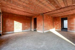 Unieke kans! Casco woning in het hartje van Eernegem. Rustig gelegen in de Oude Bruggeweg, vlakbij het centrum met verschillende winkels, lokale handelaars, openbaar vervoer, ...<br />Deze halfopen woning wordt aangeboden in Casco (wind/waterdichte afwerking), waarbij u zelf bepaalt hoe de woning wordt afgewerkt — ideaal om uw eigen touch toe te voegen!<br />De woning biedt twee volwaardige verdiepingen. Op het gelijkvloers vindt u een ruime, lichtrijke leefruimte met open keuken. Daarnaast beschikt de woning over een berging, praktische garage met oprit, inkomhal én een afzonderlijk gastentoilet. Op de eerste verdieping bevinden zich drie volwaardige slaapkamers, een badkamer en een apart toilet op de nachthal.