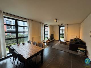 Mooi en goed onderhouden 2-slaapkamer gelijkvloers appartement met terras, tuin en ondergrondse autostaanplaats.Indeling: inkomhal, afzonderlijk...