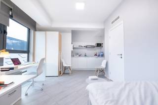 1-JARIGE HUUROVEREENKOMST ALLEEN VOOR STUDENTEN !!!! BRUSSEL Centrum, (UL - 2E4) op een boogscheut van de Vlaamse Schouwburg en de Kaaien, in een gebouw volledig gerenoveerd in 2017, gemeubelde studio van +22m² - Bestaande uit: woonkamer, superuitgeruste open keuken (kookplaat, dampkap, koelkast/vriezer, microgolfoven), douchekamer (douche, wastafel, WC), gemeenschappelijke ruimte op het gelijkvloers. Vaste kosten van € 120 (elektriciteit, warm/koud water, verwarming, gemeenschappelijke ruimtes, internet). Beschikbaar op 16/05/2026. EPC : C - Afmetingen ter informatie.