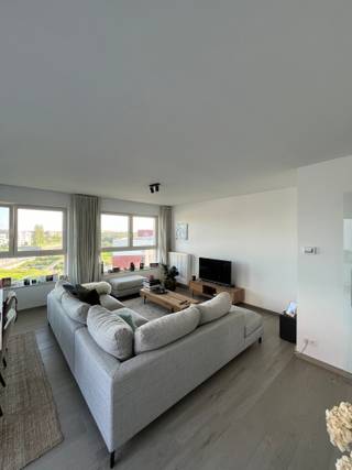 <p><strong>Te huur: appartement met 2 slaapkamers en groot terras in Harelbeke.</strong><br /><br />Welkom in dit prachtige appartement, gelegen in de Rietvoornstraat in Harelbeke.<br />Dit ruime en energiezuinige appartement biedt alles voor comfortabel en modern wonen.</p>

<p><br /><u><strong>Indeling:</strong></u><br />Inkomhal met gastentoilet, grote en lichtrijke leefruimte, volledig uitgeruste moderne keuken, 2 slaapkamers en een badkamer met douche en dubbele lavabo. Een van de absolute troeven van dit appartement is het grote terras. Hier kunt u genieten van een adembenemend uitzicht, ideaal voor zonnige dagen.<br />Bij het appartement horen er 2 ondergrondse parkeerplaatsen.</p>

<p><br /><u><strong>Troeven:</strong></u></p>

<ul><li>Groot en zonnig terras</li><li>Energiezuinig - EPC A</li><li>Mooi uitzicht</li></ul>
 

<p><strong>Interesse in dit appartement? Aarzel niet om een afspraak te maken met ERA Bossuyt - 056/61.10.10.</strong></p>