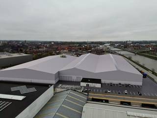 Bedrijfsgebouw van 7.500m² met magazijnen, kantoren en koelfaciliteiten in Deinze ondergaat geplande renovatiewerken om te transformeren tot...