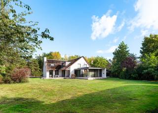 De villa bestaat uit: - op het gelijkvloers: inkomhall met toilet en vestiaire, prachtige en lichtrijke leefruimte met gezellige eetplaats en...