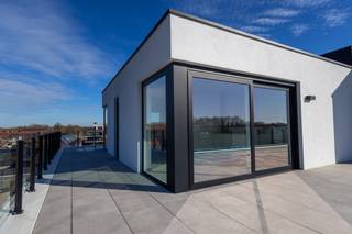 OPENDEUR OP WOENSDAG 21 OKTOBER TUSSEN 15U-17U. <br />Volledig afgewerkte penthouse met een bewoonbare oppervlakte van 98m2 te koop in Emelgem in de Jonkvrouwstraat. De penthouse beschikt over een prachtig leefterras van maar liefst 113 m2. <br /><br />De geafficheerde prijs is exclusief BTW en registratierechten.<br />Prijs inclusief 6% BTW en registratierechten, bijkomende kosten en staanplaats: 412.000 euro<br />Prijs inclusief 21% BTW en registratierechten, bijkomende kosten en staanplaats: 460.000 euro<br /><br />Indeling: <br />-ruime inkomhal met ruimte voor een vestiaire kast<br />-open geïnstalleerde keuken met living en eetplaats<br />-badkamer met lavabo, ligbad en douche<br />-twee volwaardige slaapkamers <br />-ruime berging/wasplaats<br />-apart toilet<br />-extra buitenberging<br /><br />Ondergronds zijn er staanplaatsen te koop. <br /><br />Contacteer Marie op het nummer 0469 66 49 11 of via marie@immomargaux.be voor meer informatie.