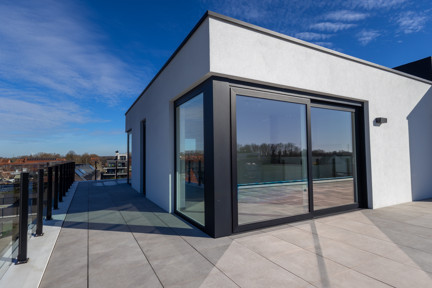 Penthouse (98 m2) te koop in Emelgem met een leefterras van 113 m2. - foto 1