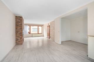 Te koop: instapklare bel-etage woning in Haren, gelegen aan de stadsrand en nabij openbaar vervoer, treinstation en invalswegen.Deze gesloten woning...