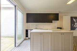 In de Karmelietenlaan vinden we deze instapklare woning te koop. De toplocatie van de woning nabij de Doorniksewijk, scholen en openbaar vervoer in...