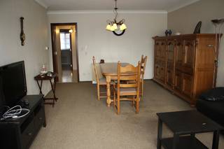 Op te frissen appartementsgebouw, bestaande uit 4 appartementen en een grote garage achteraan op het perceel (thans vergund 3 appartementen en 4 garages) Indeling als volgt;<br />- gelijkvloers appartement: inkomhal, leefruimte met aansluitend veranda. Van hieruit is er toegang tot de tuin (van waaruit er tevens toegang is tot de garage achteraan). Keuken. Badkamer met ligbad en toilet. 2 slaapkamers. EPC 340 kWh/(m² jaar) - label D<br />- eerste verdieping: inkomhal, leefruimte met keuken. Terras. Badkamer met ligbad en toilet. 2 slaapkamers. Aparte berging. EPC 358 kWh/(m² jaar) - label D. <br />- tweede verdieping: inkomhal, leefruimte met keuken. Terras. Badkamer met ligbad en toilet. 2 slaapkamers. Aparte berging. EPC 407 kWh/(m² jaar) label E. <br />- derde verdieping: leefruimte met keuken. Badkamer met ligbad en toilet. 1 slaapkamer. Aparte berging. EPC 826 kWh/(m² jaar) label F. <br />Verwarming is elektrisch in combinatie met nieuw geplaatste warmtepompen. In het gebouw is geen lift aanwezig. 3 appartementen worden momenteel verhuurd. Zeer goed en centraal gelegen vlakbij winkels, openbaar vervoer en alle andere voorzieningen. Goede verbinding met de in- en uitvalswegen.