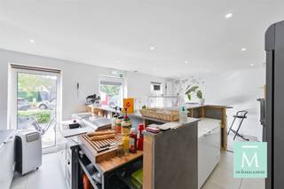 <p><span>Goed gelegen handelsruimte te Sint-Katelijne-Waver/Mechelen</span></p><p><span>Op een uitstekende locatie aan een toegangsweg richting Mechelen vind je deze mooie handelsruimte die de mogelijkheid biedt aan verscheidene soorten handelsactiviteiten. Je beschikt met deze locatie over veel passage en voldoende publieke parkeermogelijkheden in de onmiddellijke nabijheid om jouw zaak tot een echt succesverhaal uit te bouwen.</span></p><p><span>De handelszaak was in het verleden een broodjeszaak en bestond uit een open (verbruiks)ruimte met bereidingstoog, een achterliggende verwerkingsruimte/berging en sanitair. </span></p><p><span>Momenteel wordt de zaak uitgebaad als beautysalon.</span></p><p><span>De zaak is gevestigd in een recent gebouw uit 2019 met een zeer nette uitstraling.</span></p><p><span>Geïnteresseerd om hier je handelszaak uit te baten? Contacteer ons dan op 015/20.20.82 of <span>info@demakelaardij.be</span></span><span> voor meer info of voor een bezoek ter plaatse!</span></p>