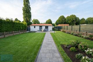 <br />Droom jij van een woning met ruimte, charme én uitbreidingsmogelijkheden?<br />✨ Ontdek dan deze verrassend ruime gezinswoning op een prachtig perceel van 6 are, gelegen in de groene en kindvriendelijke Tuinwijk van Waterschei (Genk).<br />Deze woning straalt potentieel uit van kelder tot zolder! Wat mag je verwachten?<br />🔹 Gelijkvloers: Een gezellige zit- en eetplaats, een functionele keuken, badkamer én een apart toilet.<br />🔹 1ste verdieping: 3 volwaardige slaapkamers, perfect voor het hele gezin.<br />🔹 Zolder: Vlot bereikbaar via een vaste trap en klaar om omgetoverd te worden tot 1 of zelfs 2 extra kamers!<br />🔹 Kelder: Droog, praktisch, met plaats voor een washoek, extra bergruimte én de mazoutketel.<br />🔹 Buitenruimte: Geniet van een ruime tuin met noordelijke oriëntatie, ideaal om te ontspannen op warme dagen. Hier vind je ook een stevig gemetst tuinhuis en niet één, maar twee garages – ideaal voor hobbyisten of gezinnen met meerdere wagens!<br />✅ Troeven op een rijtje:<br />✔️ Overal nieuwe ramen met hoogrendementsglas en PVC-profielen<br />✔️ Gelegen op een supercentrale locatie: vlakbij de winkelstraat van Hoevenzavel, de Stalenstraat, scholen én de E314<br />✔️ Structuur in goede staat, klaar voor jouw persoonlijke afwerking en stijl!<br />🎯 Of je nu op zoek bent naar een instapwoning met ruimte om te groeien, of een solide basis voor een renovatieproject, dit is jouw kans!<br />📍 Adres Steenbeukstraat 6 Tuinwijk Waterschei, Genk<br />📞 Meer info of een bezoek plannen? Bel Baykal 0497/523595 of mail naar info@immo-center.be<br /><br /> 