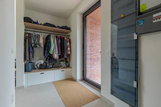 Op een mooi perceel van 804 m² vinden we deze ruime en landelijke nieuwbouwwoning, waar modern wooncomfort en een groene omgeving perfect samengaan. De woning is uitgerust met hedendaagse technieken zoals een warmtepomp, vloerverwarming, zonnepanelen en meer, waardoor energiezuinig wonen hier centraal staat. <br />De gelijkvloerse verdieping omvat een inkomhal, een gezellige eetkamer, een bureau/speelhoek, een volledig ingerichte keuken, een ruime berging en een apart toilet.<br />Op de eerste verdieping bevinden zich een aangename zithoek, 2 slaapkamers en een badkamer.<br />De tweede verdieping biedt nog tal van mogelijkheden en omvat 2 slaapkamers, een berging en een nog af te werken badkamerruimte. Ideaal voor wie extra ruimte wenst voor een groot gezin, hobby's of een thuiswerkplek.<br />Buiten geniet je van een zuidgerichte tuin met een prachtig uitzicht op het omliggende groen. Bovendien beschikt de woning over een ruime garage van maar liefst 36 m². Een ideale combinatie van rust, ruimte, modern comfort en energiezuinig wonen in een landelijke omgeving! Voor alle info : dirk@berno.be