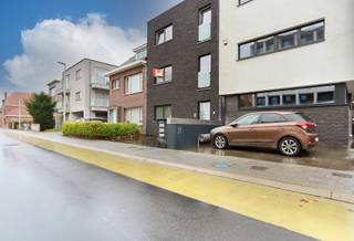 Dit modern appartement bevindt zich op de 1ste verdieping en is gelegen pal in het centrum van Beveren.<br /><br />De indeling is als volgt: inkomhal/nachthal met gastentoilet, ruime lichtrijke woonkamer met open ingerichte keuken en aansluitend een zonnig terras.<br /><br />Verder zijn er nog 2 slaapkamers, een praktische berging/wasplaats en een badkamer met inloopdouche en lavabomeubel.<br /><br />Als extra troef zijn er geen gemeenschappelijke kosten en is er een autostaanplaats. Beschikbaar vanaf 1/2/26.<br /><br />Wij leiden je graag rond!