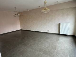 <p>Dit gezellig en centraal gelegen appartement in het centrum van Temse beschikt over een inkomhal, een woonkamer, een open ingerichte keuken (dubbele spoelbak, kookvuur, dampkap en oven, frigo), berging met plaats voor wasmachine en droogkast, een badkamer met lavabo en douche, een apart toilet, 2 slaapkamers (11 m² en 9,50m²) en een mooi zuidgericht terras achteraan (6m²).</p>
<p>Centrale verwarming op aardgas, dubbele beglazing en een lift zijn aanwezig. Mogelijkheid tot huren van een garage.</p>
<p>Centraal gelegen, op wandelafstand van winkels, scholen en openbaar vervoer. Goede verbinding via N16 en E17. Huurprijs € 710/maand + € 40 gemeenschappelijke kosten.</p>