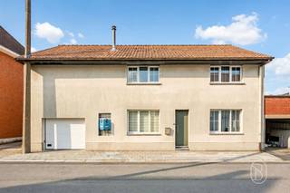 Bent u op zoek naar een ruime gezinswoning in Wielsbeke met veel mogelijkheden? Dan is deze woning in de Reynaertstraat 2 zeker een bezoek waard. Met maar liefst 6 slaapkamers, een garage, oprit en aangename tuin biedt deze eigendom alle ruimte voor een groot gezin, thuiswerk of een interessante investering.Via de inkomhal komt u terecht in de lichtrijke leefruimte, gevolgd door de keuken met zicht op de tuin. Op het gelijkvloers bevinden zich daarnaast een praktische wasplaats, berging en inpandige garage. Verder is er een extra kamer die perfect kan dienen als slaapkamer, bureau of hobbyruimte. De badkamer is eveneens op het gelijkvloers gelegen en uitgerust met een ligbad, douche, lavabo en toilet.De verdieping telt vijf volwaardige slaapkamers. Samen met de extra kamer op het gelijkvloers beschikt de woning over in totaal zes slaapkamers, ideaal voor wie op zoek is naar veel woonruimte.Buiten geniet u van een aangename tuin met terras. De woning beschikt bovendien over een oprit en een praktische zijtoegang.Extra troef: de woning is momenteel verhuurd, wat dit pand ook interessant maakt voor investeerders die op zoek zijn naar een eigendom met onmiddellijk rendement.Troeven✓ 6 slaapkamers✓ Extra slaapkamer/bureau op het gelijkvloers✓ Garage en oprit✓ Tuin met terras✓ Praktische indeling✓ Momenteel verhuurd✓ Interessant voor investeerders✓ Centrale ligging in WielsbekeInteresse? Contacteer ons via luna@immobeguin.be voor meer informatie of een bezoek.