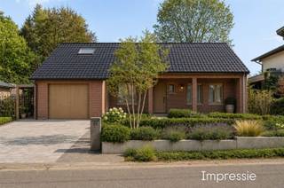 <p><span>Deze woning geniet van een gunstige ligging met een vlotte bereikbaarheid dankzij de nabijheid van belangrijke verbindingswegen en de autosnelweg (E313). Tegelijk woon je hier in alle rust, weg van de drukte!</span></p><p><span> </span></p><p><span>De woning beschikt over een zeer solide basis en biedt tal van mogelijkheden voor wie ze verder wil renoveren en naar eigen smaak afwerken.</span></p><p><span> </span></p><p><span>Indeling: Via de inkomhal- en nachthal bereik je een afzonderlijk toilet en de lichtrijke leefruimte met open keuken, uitgerust met kasten en toestellen. Verder zijn er twee slaapkamers, een badkamer met lavabo en ligbad, een praktische wasplaats en een inpandige garage.</span></p><p><span> </span></p><p><span>Extra info: Kruipkelder aanwezig, ruime zolder van ca. 80 m² (toegankelijk via luik) - ideaal als extra bergruimte of uitbreidingsmogelijkheden, dubbele beglazing (buitenschrijnwerk: hout), handmatige rolluiken, verwarming via 2 gaskachels. SBU: In aanvraag.</span></p><p><span> </span></p><p><span>Kortom, een woning met veel mogelijkheden, perfect voor (handige) kopers of investeerders die hun eigen stempel willen drukken.</span></p><p><span> </span></p><p><span>Kom snel de mogelijkheden ontdekken en maak van deze woning jouw nieuwe thuis!</span></p><p><span> </span></p><p><span>Kenneth (kenneth.pollet@vastgoedhuys.be) op 0472/03 25 88 of Melissa (melissa.cardaci@vastgoedhuys.be) op 0486/54 71 80.</span></p>