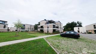 Centraal, rustig en energiezuinig wonen met alle comfort!<br /><br />Dat kan in dit nieuwbouwappartement met groot terras en 1 slaapkamer. Mooi gelegen in de woonbuurt Kleine Hemmenweg en vlakbij het centrum van Zonhoven. Deze locatie is een nieuwe verkeersarme woonbuurt met appartementen en woningen en is omringd door groen dat in aanleg is.<br />Energiezuinig met eigen zonnepanelen!<br /><br />Het appartement is gelegen op de eerste verdieping. Lift in het gebouw.<br />Je komt binnen in de ruime inkomhal met apart toilet. Er is voldoende plaats in de hal voor het plaatsen van een vestiairekast en extra schoenenkast. In de leefruimte valt de lichtinval onmiddellijk op door de grote raampartijen en het schuifraam naar het ruime terras.<br />De maatkeuken is voorzien van alle comfort en de toestellen zijn van Whirlpool. Langs de keuken is de berging met ruimte voor wasmachine en droogkast. Er is 1 slaapkamer voorzien met groot raam, laminaatvloer en TV-aansluiting. In de badkamer is er een inloopdouche met vaste regenkop en handsproeier, badmeubel met lavabo, mengkraan en spiegel met verlichting.<br /><br />Gemeenschappelijke afgesloten fietsenstalling.<br /><br />Voor het afval zijn er ondergrondse containers op het terrein.<br /><br />Kortom, dit appartement heeft alle comfort om te voldoen aan de hedendaagse energie- en woonnormen.<br /><br />Benieuwd? Contacteer ons voor meer info en een bezoek ter plaatse!<br />Optie M vastgoed I verhuur@optie-m.be I 011/23 11 01<br /><br />
