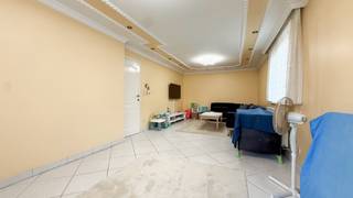 Bij ImmoFusion 7/7 “open huis” : klik op onze 3D-TOUR.<br />Ervaar vastgoed alsof je er zelf doorloopt<br /><br />Deze verzorgde halfopen woning in Heusden biedt een comfortabele woonoppervlakte van maar liefst 205 m² en een praktische indeling, verspreid over drie verdiepingen. Dankzij de ruime leefruimtes, drie volwaardige slaapkamers en de aangename tuin is deze woning een ideale keuze voor gezinnen of wie op zoek is naar extra ruimte.<br />Bij het betreden van de woning komt u terecht in een ruime inkomhal die toegang geeft tot de lichtrijke woonkamer met eetgedeelte. De aparte keuken biedt voldoende werk- en opbergruimte. Verder bevindt zich op het gelijkvloers een gastentoilet en een handige berging met douche. Daarnaast is de woning volledig onderkelderd, wat zorgt voor extra opslagmogelijkheden.<br />Op de eerste verdieping vindt u twee ruime slaapkamers en een badkamer uitgerust met een ligbad en toilet. De zolderverdieping werd ingericht als een derde, volwaardige slaapkamer en kan eveneens dienst doen als hobbyruimte of thuiskantoor.<br />Buiten geniet u van een ruime, zonnige tuin met een overdekt terras waar u in alle rust kunt ontspannen. De garage biedt plaats aan één wagen en extra bergruimte.<br /><br />Indeling:<br />Gelijkvloers: inkomhal, woonkamer met eetplaats, aparte keuken, gastentoilet en berging met douche. Eerste verdieping: twee slaapkamers en een badkamer met ligbad en toilet. Zolder: ingerichte derde slaapkamer. Verder beschikt de woning over een kelder, garage en een ruime tuin met overdekt terras. <br /><br />Ligging:<br />De woning is gelegen in de rustige woonwijk Lindeman in Heusden. Dankzij de gunstige ligging bevinden winkels, scholen, openbaar vervoer en belangrijke invalswegen zich op korte afstand. Zo geniet u van een aangename woonomgeving met alle dagelijkse voorzieningen binnen handbereik.<br /><br />Pluspunten:<br />- Halfopen bebouwing op een perceel van 520 m². <br />- 3 volwaardige slaapkamers<br />- Woonoppervlakte van 205 m². <br />- Rolluiken aanwezig. <br />- Berging met douche op het gelijkvloers. <br />- Ruime tuin met overdekt terras. <br />- Garage en kelder. <br />- Rustige ligging met een vlotte bereikbaarheid.<br /><br />Maatregelen opgenomen in het Maatregelenregister: nee<br /><br />Voor een bezichtiging ter plaatse of meer info, bel ons op 078/78.78.70, of kom gewoon binnen op ons kantoor, steeds welkom!