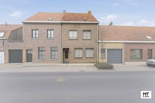 <strong>ADRES: BIKSCHOTESTRAAT 110 - BIKSCHOTE (VLAKBIJ BOEZINGE)</strong><br /><br />Op slechts 10 minuten van het centrum van Ieper en in de nabijheid van Langemark bevindt zich deze te renoveren woning, gelegen in het landelijke Bikschote. De woning beschikt momenteel over 3 slaapkamers en biedt, dankzij de extra verdieping, de mogelijkheid tot het creëren van nog 2 bijkomende slaapkamers. Hieronder vindt u de indeling en enkele troeven van het pand.<br /><br /><strong>Indeling</strong>
<ul>
<li>Gelijkvloers: inkomhal (10 m²), ruime woon- en eetkamer (37 m²), keuken (24 m²), hal en badkamer (5,5 m²) uitgerust met douche, enkele wastafel en een apart toilet.</li>
<li>1ste verdieping: nachthal (10 m²) met 3 slaapkamers (15 m², 12 m² en 12 m²).</li>
<li>2de verdieping: zolderruimte (30 m²) met uitbreidingsmogelijkheden.</li>
</ul>
<br /><strong>Kenmerken </strong>
<ul>
<li>Zuidwestgerichte koer</li>
<li>Renovatieplicht van toepassing (na isolatie van het hellend dak en vervanging van enkele ramen en glasbouwstenen kan hieraan voldaan worden)</li>
<li>Elektriciteit niet conform en 1 asbestmateriaal te verwijderen (rookgaskanaal)</li>
</ul>
<br />Benieuwd naar de indeling? Check zeker <strong>onderstaande video</strong>. <br />Link: https://youtube.com/shorts/U3f90GCmt9o<br /><br />Meer informatie of een vrijblijvend bezoek?<br />Contacteer Eden op 0470 43 78 21 of mail info@minthus.be.