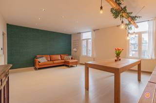 Vandaag nemen wij je mee naar dit appartement nabij het centrum van Hemiksem. Winkels, openbaar vervoer en scholen bevinden zich op wandelafstand.We...