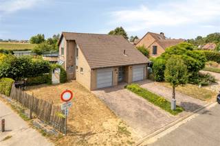 <p><span>Aan het einde van een rustige woonstraat, waar het asfalt overgaat in open velden, ligt deze verzorgde villa met dubbele garage. De ligging op de rand van de verkaveling zorgt voor een uitzonderlijke rust: achteraan kijkt u zo over de akkers uit.</span></p><p><span>Binnen ontvangt een lichtrijke, ronde leefruimte u met zicht op de tuin, verwarmd door een sfeervolle speksteen & gashaard. De open keuken met kookeiland sluit vlot aan. Vier slaapkamers met veel lichtinval bieden ruimte voor het hele gezin, aangevuld met twee volledig uitgeruste badkamers: ligbad, inloopdouche en dubbele wastafels.</span></p><p><span>Buiten wacht de echte troef: een verwarmd zwembad op warmtepomp en zonnecollector, omringd door een ruim terras, overdekte zithoek en tuinberging. De achtertuin grenst direct aan de velden, voor een zeldzaam gevoel van privacy.</span></p><p><span>Energetisch sterk: zonnepanelen en thuisbatterij zorgen voor besparing op de energiefactuur, met een gunstig EPC-label B. Elektriciteit conform gekeurd.</span></p><p><span>Troeven:</span></p><ul><li><span>4 slaapkamers, 2 volledig uitgeruste badkamers</span></li><li><span>Lichtrijke ronde leefruimte met speksteen & gashaard</span></li><li><span>Open keuken met kookeiland</span></li><li><span>Verwarmd zwembad (warmtepomp + zonnecollector)</span></li><li><span>Ruim terras, overdekte zithoek en tuinberging</span></li><li><span>Zonnepanelen + thuisbatterij EPC B</span></li><li><span>Elektriciteit conform</span></li><li><span>Dubbele garage</span></li><li><span>Rustige ligging, grenzend aan de velden</span></li></ul><p><span> </span></p><p><span>Interesse of een bezoek inplannen? Neem contact op voor meer info.</span></p>