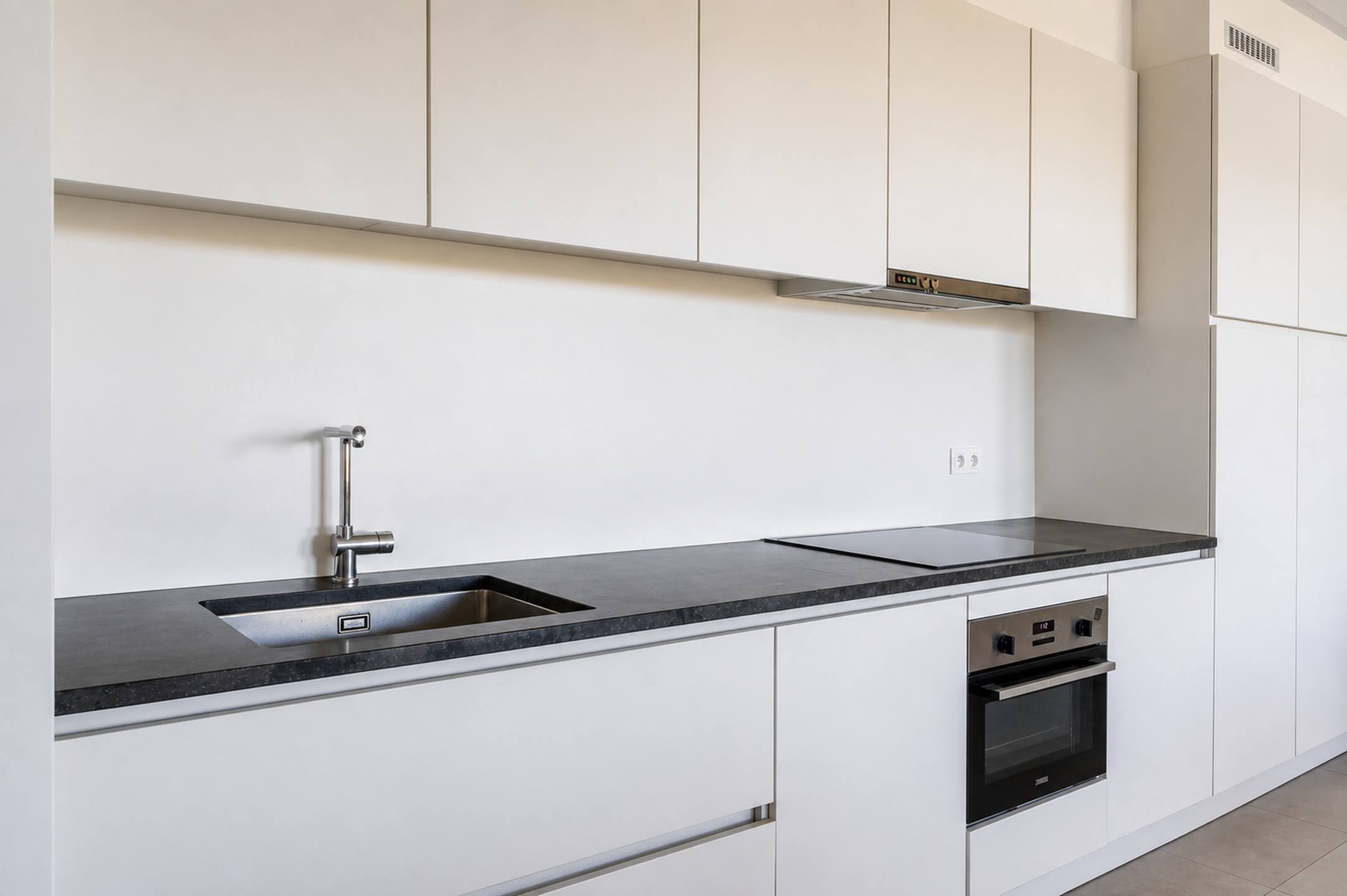 Recent appartement met terras en vrij zicht op het Handelsdok 64 m² | 1 slaapkamer | 3e verdieping | westgericht terras | EPC A — 38 kWh/m² | bouwjaar 2023 - foto 4