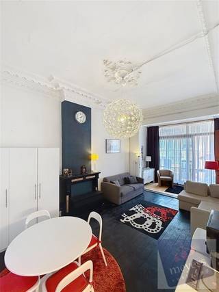 <p><span>Welkom in dit prachtige, volledig gerenoveerde appartement in het hartje van Blankenberge. Dit charmante pied-à-terre combineert klassieke elegantie met moderne comfort en biedt het perfecte toevluchtsoord voor wie geniet van stijl en kwaliteit.</span></p><p><span> </span></p><p><span>Het appartement beschikt over een ruime, licht overdekte woonruimte met indrukwekkende originele plafonddetails en sierlijsten die spreken van de authentieke Belle Époque-architectuur. Grote ramen met elegante gordijnen bieden royaal natuurlijk licht en uitzicht op de pittoreske straten van Blankenberge. De open indeling combineert naadloos het woongedeelte met een praktische keukengelegenheid, perfect voor het bereidden van maaltijden en het ontvangen van gasten.</span></p><p><span> </span></p><p><span>De moderne badkamer is voorzien van een complete douche, praktische kasten en alle voorzieningen die u nodig heeft. Het minimalistisch design en de frisse afwerking zorgen voor een aangenaam wellness-moment.</span></p><p><span> </span></p><p><span>Dit appartement staat bekend om zijn verfijnde inrichting met stijlvolle meubels, kunstvolle accessoires en doordachte decoratieve keuzes. De combinatie van vintage en hedendaagse elementen creëert een warme, gastvrije sfeer die werkelijk onderscheidend is.</span></p><p><span> </span></p><p><span>Gelegen in het centrum van Blankenberge, heeft u direct toegang tot de winkels, restaurants en het charmante strandleven van dit populaire kustdorp. Dit is de ideale plek voor wie ambiance, stijl en een verfijnde levensstijl waardeert.</span></p><p><span>Meer info Bel 050/41.55.50</span></p>
