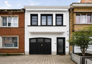 Op een toplocatie in Kessel vindt u deze instapklare gezinswoning met vier slaapkamers, een zonnig zuidwestgericht terras/stadstuin en een garage. Dankzij de centrale ligging geniet u van een uitstekende bereikbaarheid, met winkels, scholen en openbaar vervoer op korte afstand en een vlotte aansluiting op de belangrijkste verbindingswegen.<br /><br />Via de lichtrijke inkomhal betreedt u de woning, die meteen een aangename en uitnodigende indruk nalaat. De hal geeft toegang tot de ruime leefruimte, waar voldoende plaats is voorzien voor zowel een gezellige zithoek als een aparte eetkamer. Aansluitend bevindt zich de volledig uitgeruste keuken, voorzien van de belangrijkste toestellen en alle hedendaagse comfort. Op het gelijkvloers vindt u bovendien een apart gastentoilet en een ruime garage met aansluiting voor de wasmachine.<br />De nachthal op de eerste verdieping leidt naar vier slaapkamers en een ruime badkamer, uitgerust met een ligbad en lavabo.<br /><br />Buiten geniet u in alle rust van het aangelegde, zuidwestgerichte terras of liever de charmante stadstuin. Deze aangename buitenruimte vormt de ideale plek om te ontspannen en optimaal van het buitenleven te genieten. Achteraan het perceel bevindt zich bovendien een polyvalente ruimte met verdieping, goed voor maar liefst 48 m² extra bruikbare oppervlakte. Deze biedt tal van mogelijkheden, zoals een hobbyruimte, atelier, bureau of extra opslagruimte.<br /><br />Dit is een uitstekende opportuniteit als u op zoek bent naar een instapklare woning met vier slaapkamers, een zonnig terras/stadstuin en een garage te Kessel. Contacteer ons op 0475 47 59 76 voor meer informatie of neem een kijkje op www.boonstravastgoed.be. <br /><br />Bijzonderheden:<br />- Garage<br />- 4 slaapkamers<br />- Terras/stadstuin