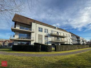 Lichtrijk villa - appartement in standingvolle residentie. Zicht op groen en Gaverbeek. Op wandelafstand van het centrum en dichtbij supermarkt...