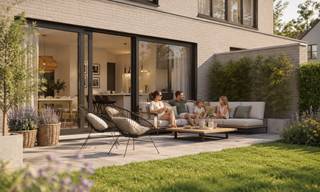 Lot 10 combineert een doordachte indeling met veel natuurlijk licht. De halfopen woning heeft een ruime leefruimte met ingerichte keuken, drie slaapkamers, een ruime badkamer en een eigen tuinberging. Achteraan parkeer je vlot onder de carport. 

Dankzij de ruime afwerkingsbudgetten kies je zelf de vloer, keuken en badkamer. 

De warmtepomp, ventilatie C+ en zonnepanelen zorgen voor energiezuinig wooncomfort met een E-peil van 10.

Interesse? Neem vandaag contact met ons op.