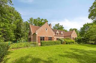 deze charmante, instapklare woning in open bebouwing is gelegen in Steenveld, een bijzonder rustige en groene buurt in Linden, deelgemeente van Lubbeek. De woning biedt ruime, heldere leefruimtes, 4 slaapkamers en een dubbele inpandige garage op het gelijkvloers, waardoor het perfect mogelijk is om alles op het gelijkvloers te hebben. Op de verdieping is er een ruime polyvalente kamer met keuken, 2 slaapkamers en 2 grote zolderruimtes, wat dan weer extra mogelijkheden biedt voor een zelfstandig beroep of het inrichten van een B&B, bijvoorbeeld. Rondom de woning ligt een aangelegde tuin met terras, waar je in alle privacy van de rust en het groen kunt genieten.
Omvattende:
Gelijkvloers: inkomhal, zit- en eetkamer, keuken en eetplaats, berging en wasplaats, toiletruimte, nachthal, 4 slaapkamers, badkamer (incl. toilet), garage en technische ruimte
Eerste verdieping: nachthal, polyvalente kamer, 2 slaapkamers, badkamer, 2 zolderruimtes
Oprit, terras en tuin: oprit, omheinde en aangelegde tuin met deels overdekt terras, ingebouwde open haard/BBQ, regenwaterput onder terras
Ligging: de woning bevindt zich in de verkaveling ‘Steenveld’ in Linden (Lubbeek). Bushaltes zijn vlakbij, het station van Leuven bevindt zich op 6 km en er is een vlotte verbinding met Brussel.
Deze gezinswoning is onmiddellijk beschikbaar.
https://www.itimmo.be/populierenlaan-1-linden