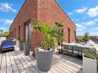 <p></p>
<p>Energiezuinig dakappartement met zicht over Roeselare bestaande uit een inkomhal met vestiaire en afzonderlijk toilet, lichtrijke leefruimte (parket) met eet-en zithoek, volledig uitgeruste keuken, praktische was/bergplaats, prachtig terras van 40m² en een nachthal die toegang biedt aan 2 volwaardige slaapkamers en een ingerichte badkamer (inloopdouche en lavabomeubel).</p>
<p>Het appartement beschikt tevens over een private ondergrondse autostaanplaats die bij te kopen is voor 25.000€</p>
<p>Extra troeven:</p>
<ul>
<li>Zeer energiezuinig</li>
<li>Vloerverwarming</li>
<li>Ventilatiesysteem</li>
<li>Ruim zongericht dakterras</li>
<li>Dakappartement met het centrum aan je voeten</li>
<li>Rustig doch zeer centraal gelegen</li>
<li>Op een boogscheut van scholen, winkels, het centrum en openbaar vervoer</li>
<li>Instapklaar</li>
</ul>
<p>Dit dakappartement is te koop ZONDER makelaar via het concept van Smart Houses! Wenst U verdere inlichtingen of bezoek? Contacteer rechtstreeks de eigenaar via 0473/73.81.65</p>