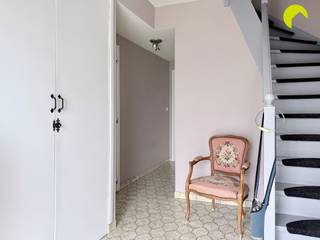 Dans le quartier résidentiel agréable et sans voiture de Lindenbos à Aartselaar, nous trouvons cette solide maison avec garage, allée et...